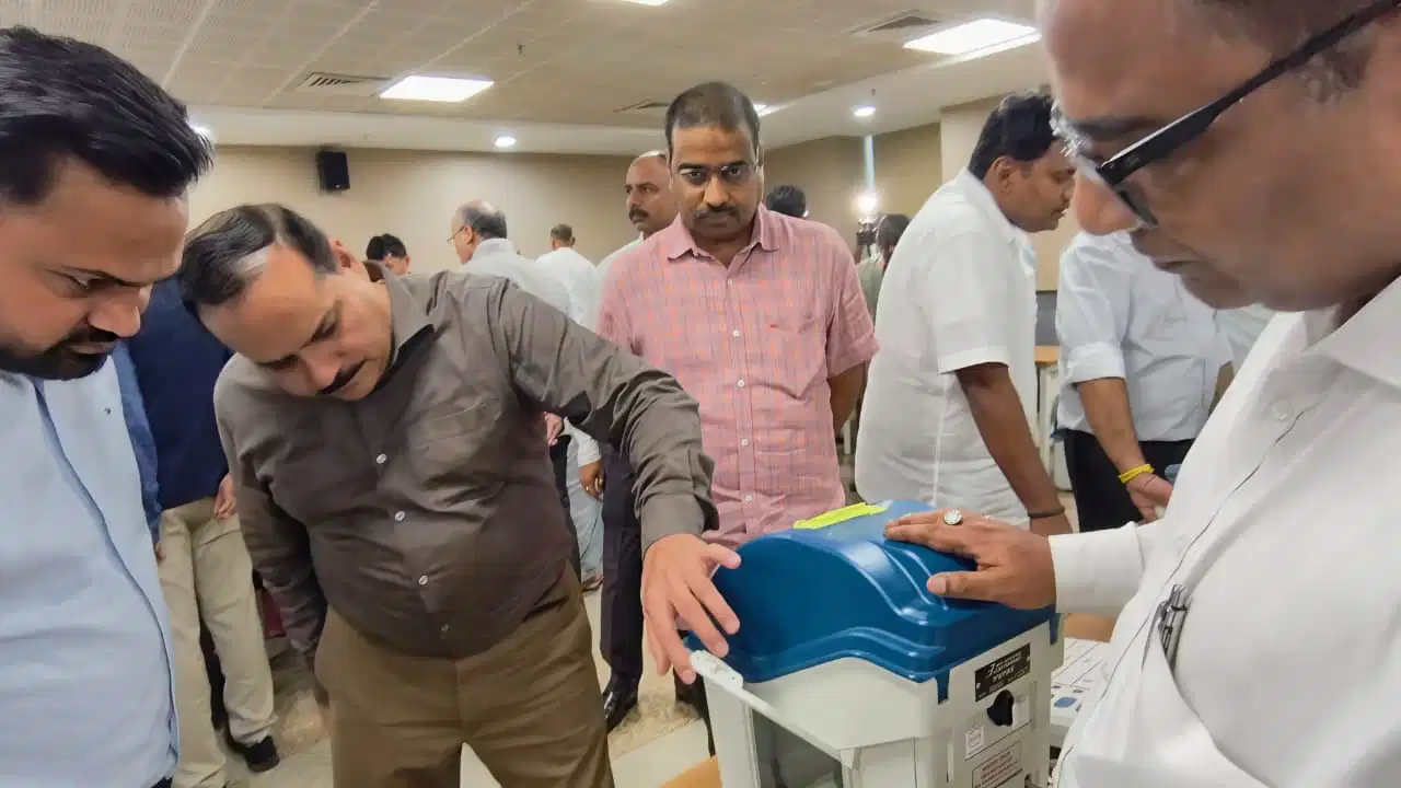 UP में कैसे होगा विधानसभा चुनाव? EVM को लेकर 33 जिलों के DM के साथ EC का मंथन