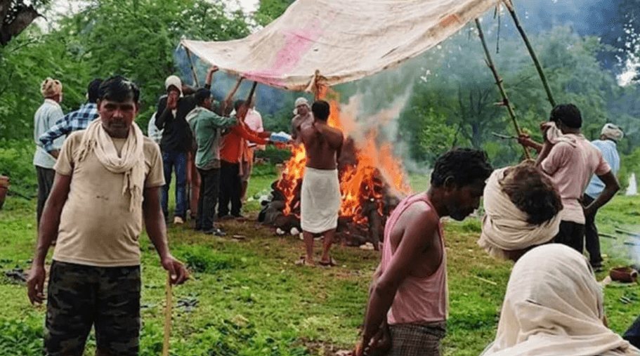 झांसी में श्मशान घाट पर टीन शेड तक नहीं, बारिश में तिरपाल के नीचे हुआ कैंसर पीड़ित का अंतिम संस्कार