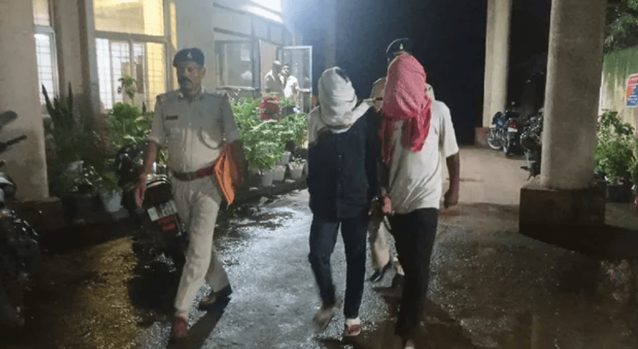 Jamshedpur में बदमाशों का दो घंटे तक उत्पात, फ्रिज के पीछे छिपकर बची मां-बेटी की जान, 3 गिरफ्तार