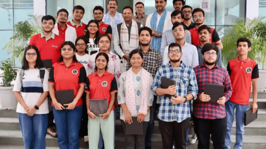 NEET एग्जाम पास करने वाले छात्रों से मिले पंकज चौधरी, बोले- परीक्षा को लीक-प्रूफ बनाने के लिए सरकार प्रतिबद्ध