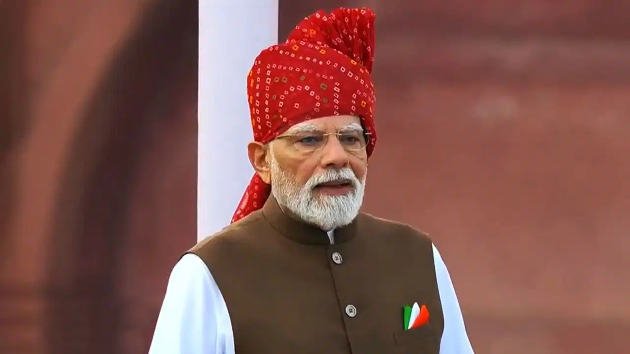 PM मोदी ने फहराया तिरंगा, लाल किले पर पहली बार गाया गया वंदे मातरम