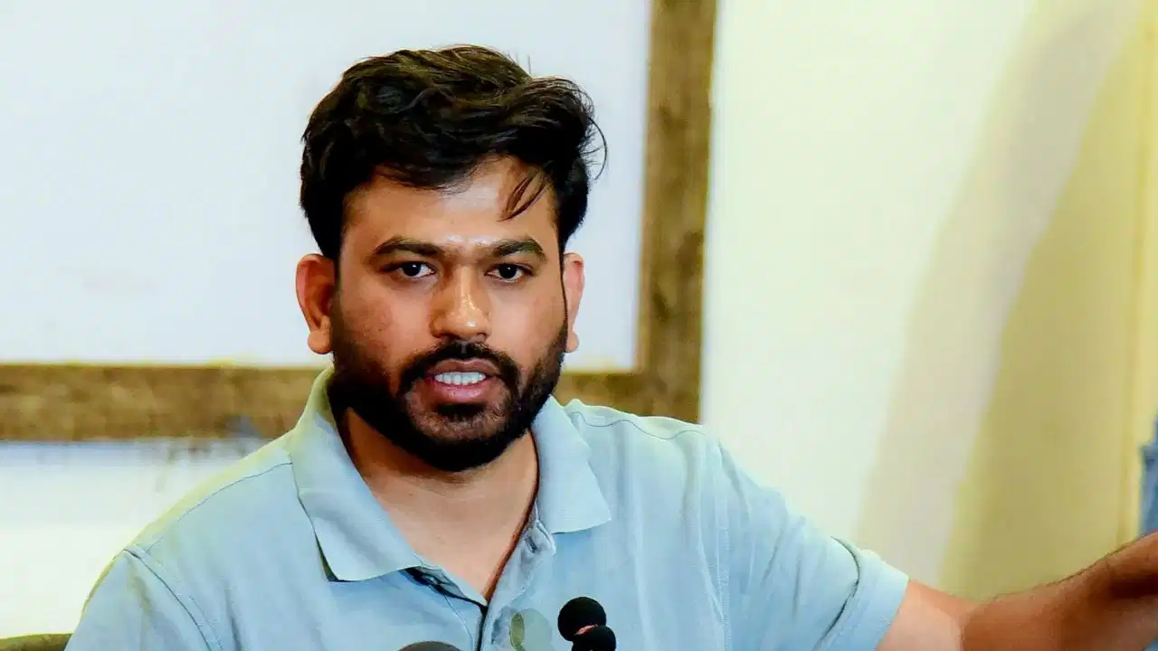 देश में 94 हजार स्कूल बंद, जो खुले वहां बुनियादी सुविधाएं नहीं… अभिजीत दिपके के ‘स्कूल ठीक करो’ अभियान की शुरुआत