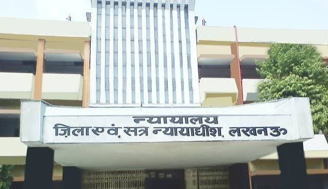 लखनऊ के सिविल कोर्ट में इंस्पेक्टर से वकील ने की बदसलूकी, कचहरी में ना घुसने देने की दी धमकी