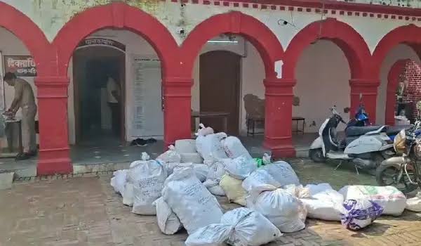 लखनऊ: बंद मकान में बन रहा था डुप्लीकेट पान मसाला, बड़ी कंपनियों के रैपर मिले, 5 लाख के माल के साथ 2 अरेस्ट