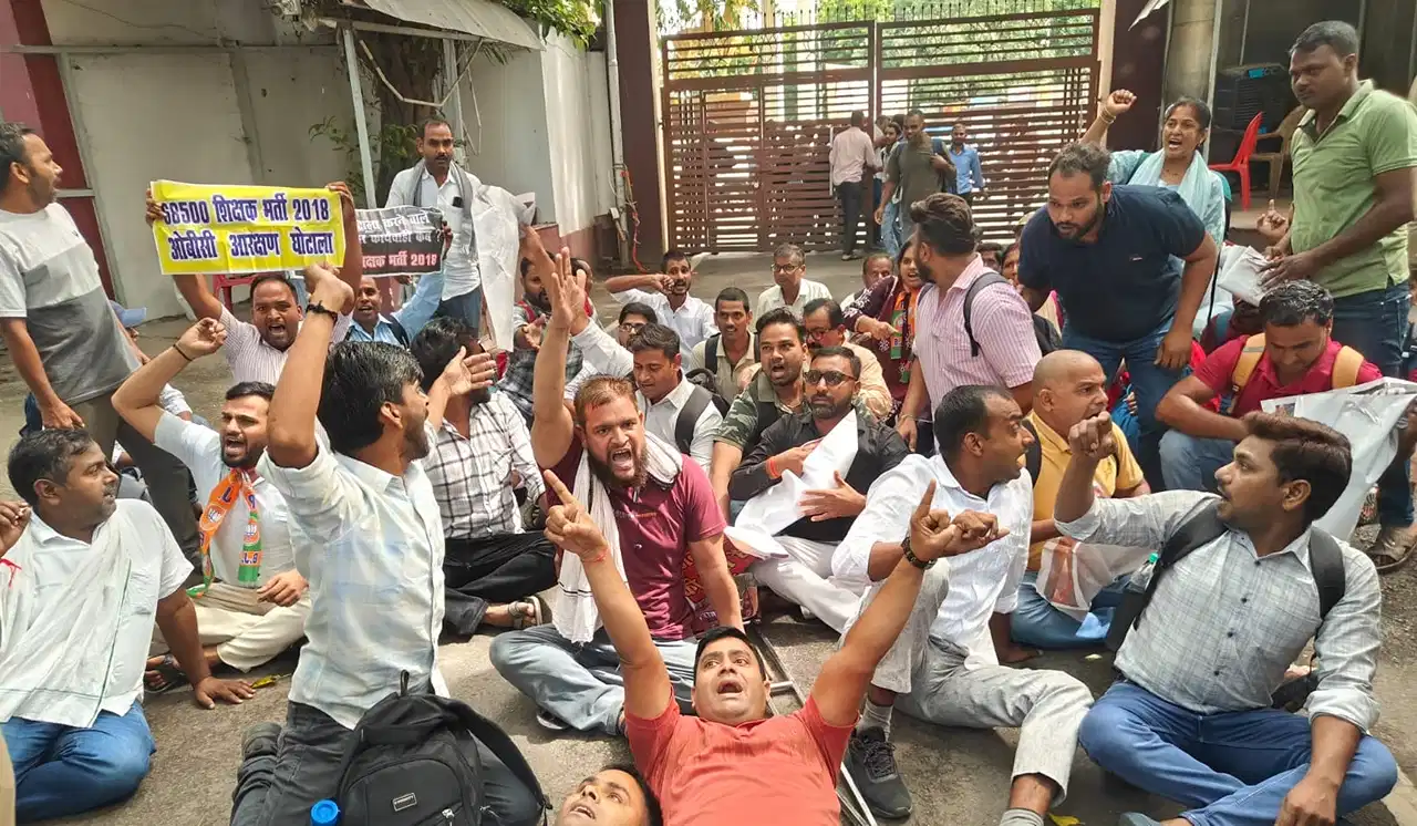 लखनऊ में BJP दफ्तर में घुसे अभ्यर्थी, आरक्षण घोटाले का आरोप लगाकर जमीन पर लेटे